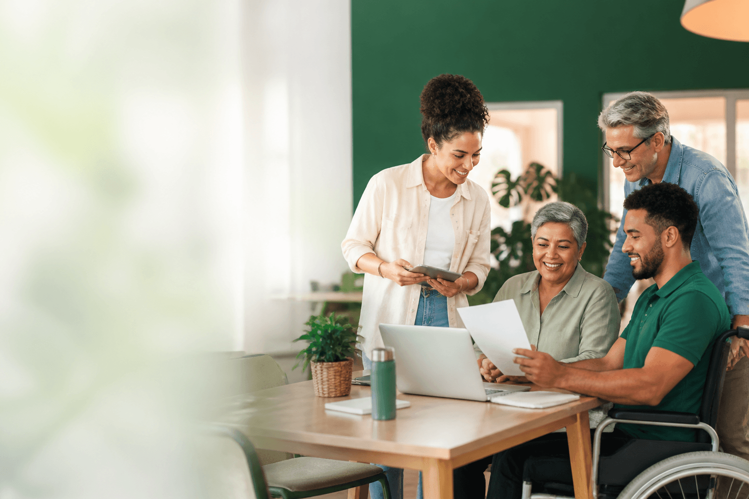 Pessoas colaborando com uma instituição social