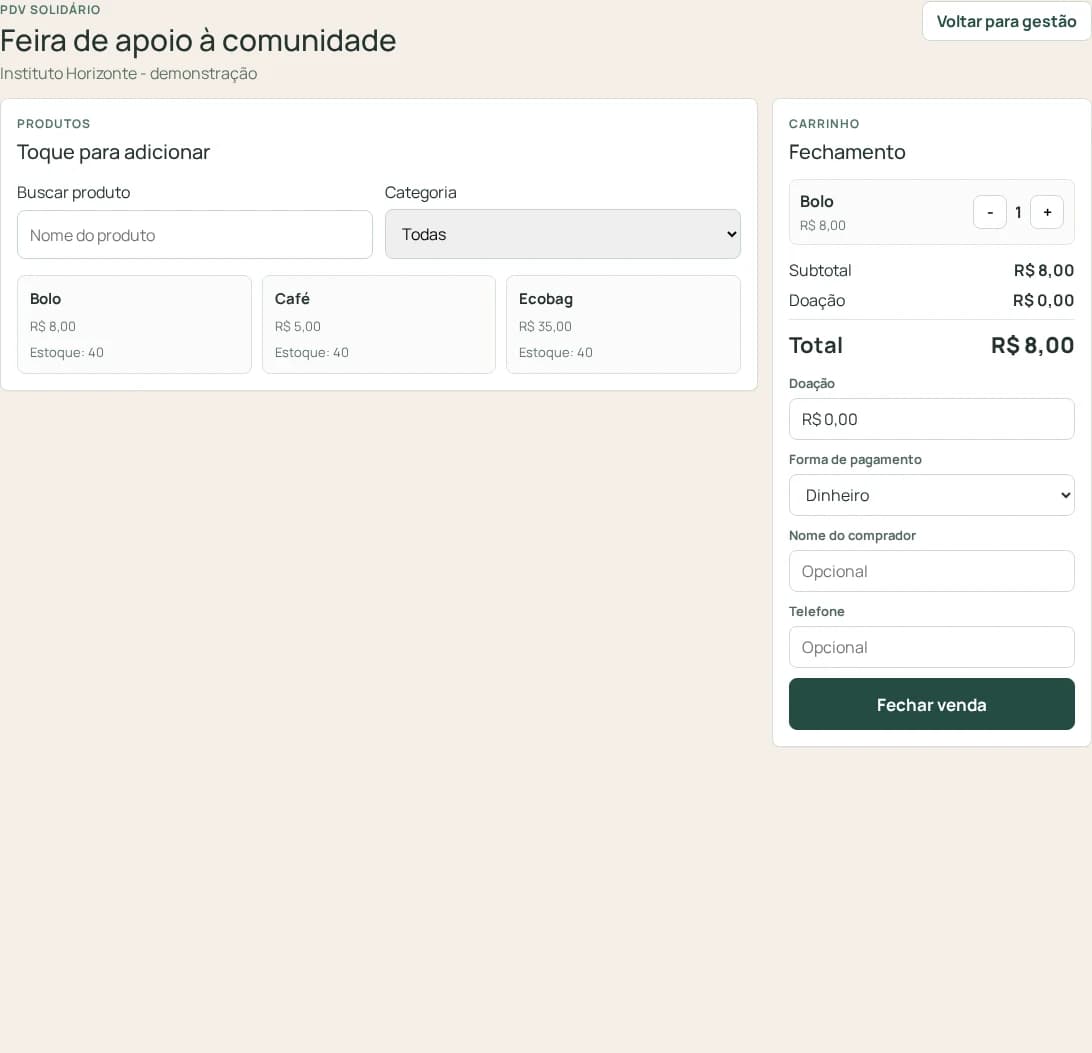 Ponto de venda de uma feira demonstrativa, com café, bolo e ecobag fictícios.